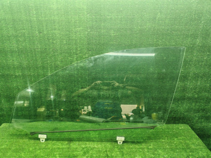 Стекло двери переднее левое J32